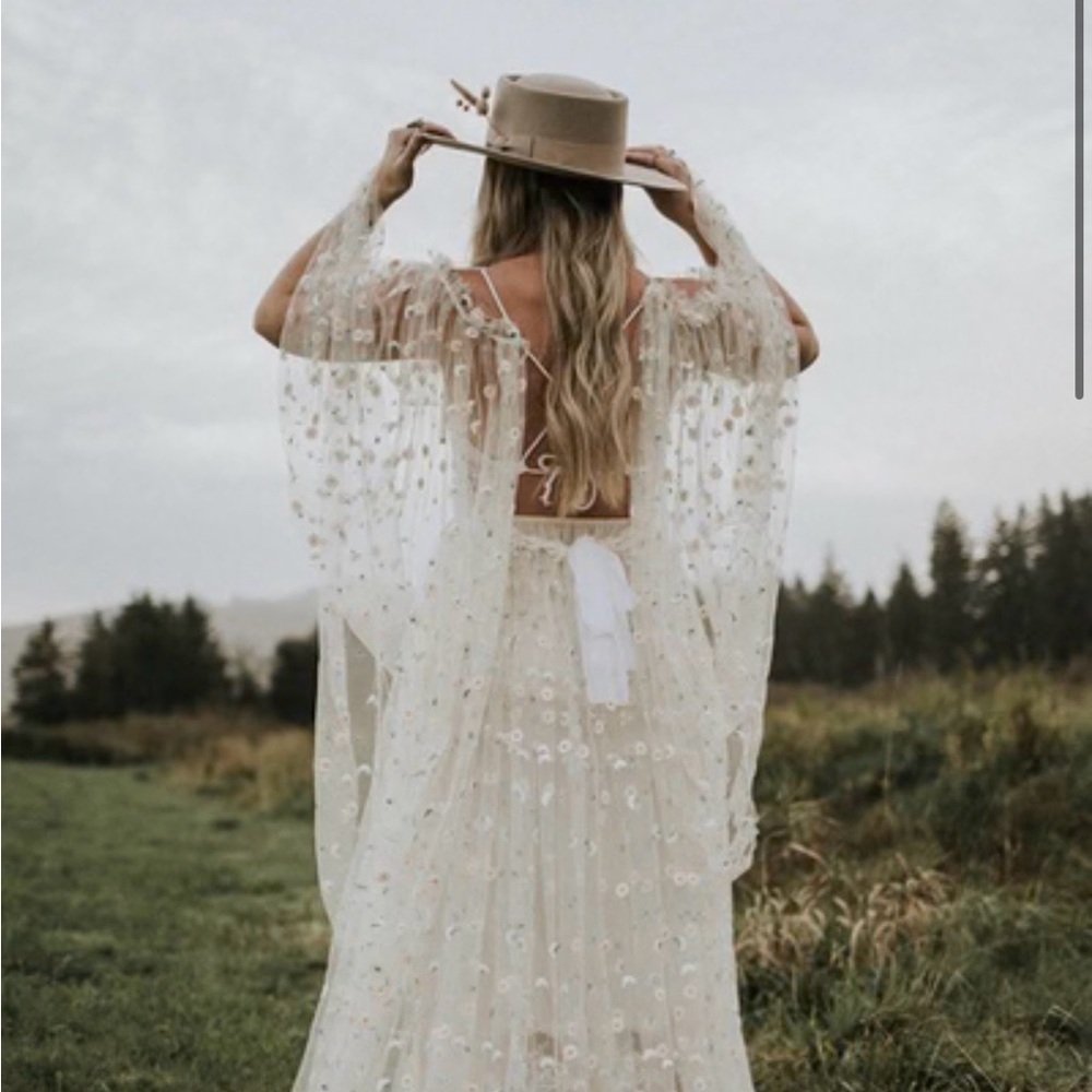 Beige Wool Gambler Hat – Western Felt Hat with feather hat pin